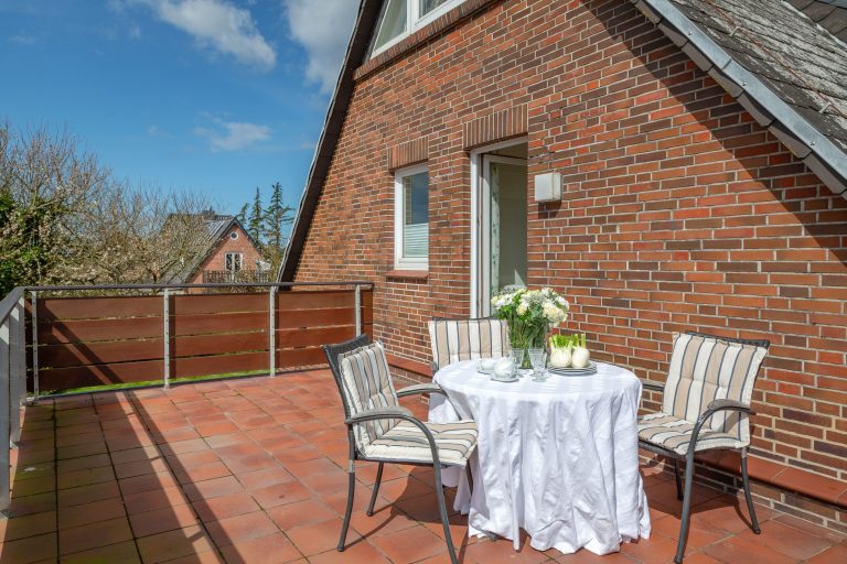 Gedeckter Balkontisch einer Ferienwohnung auf Sylt