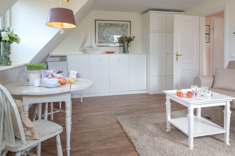Wohnzimmer mit gedecktem Tisch in einer Ferienwohnung auf Sylt