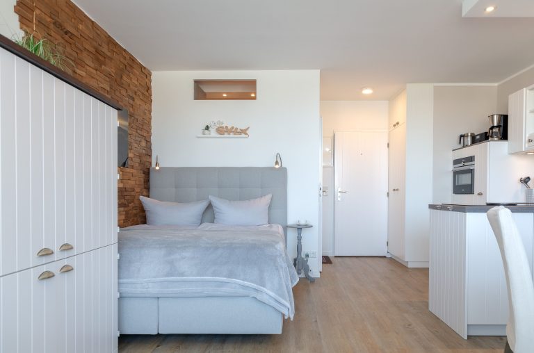 Küche und Bett in einer Ferienwohnung auf Sylt