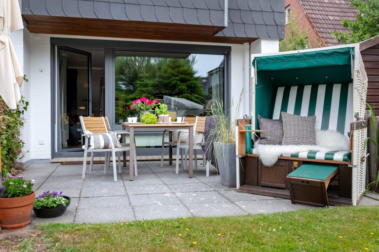 Gartentisch und Strandkorb einer Ferienwohnung auf Sylt