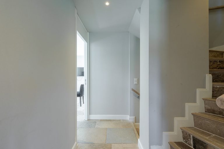 Flur mit Treppe in einer Ferienwohnung auf Sylt