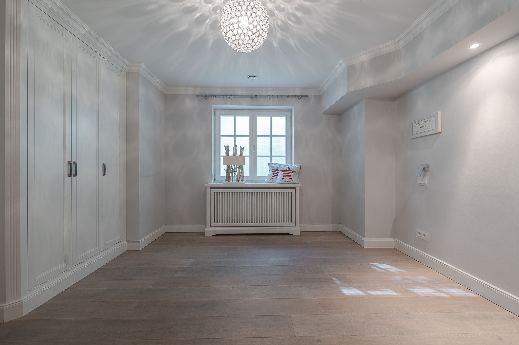 Zimmer mit Schränken in einer Ferienwohnung auf Sylt