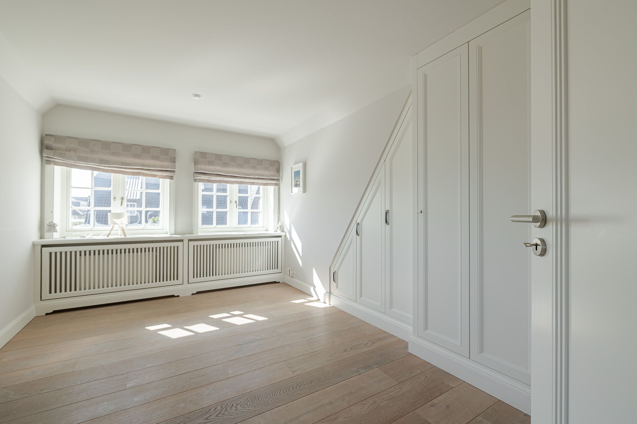 Zimmer mit Schränken in einer Ferienwohnung auf Sylt