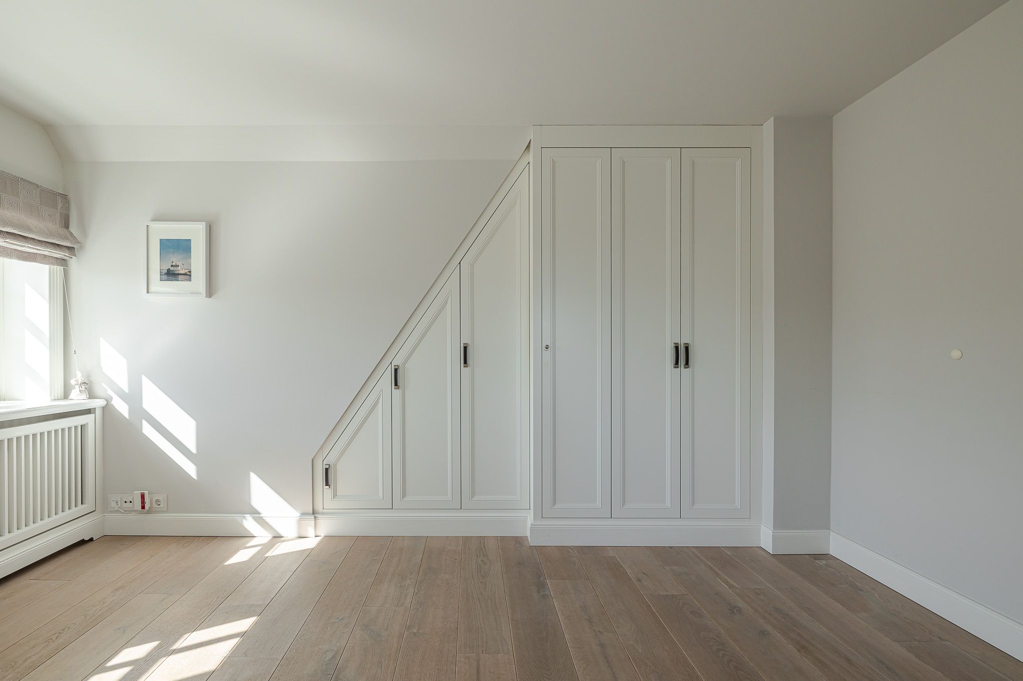 Zimmer mit Schränken in einer Ferienwohnung auf Sylt