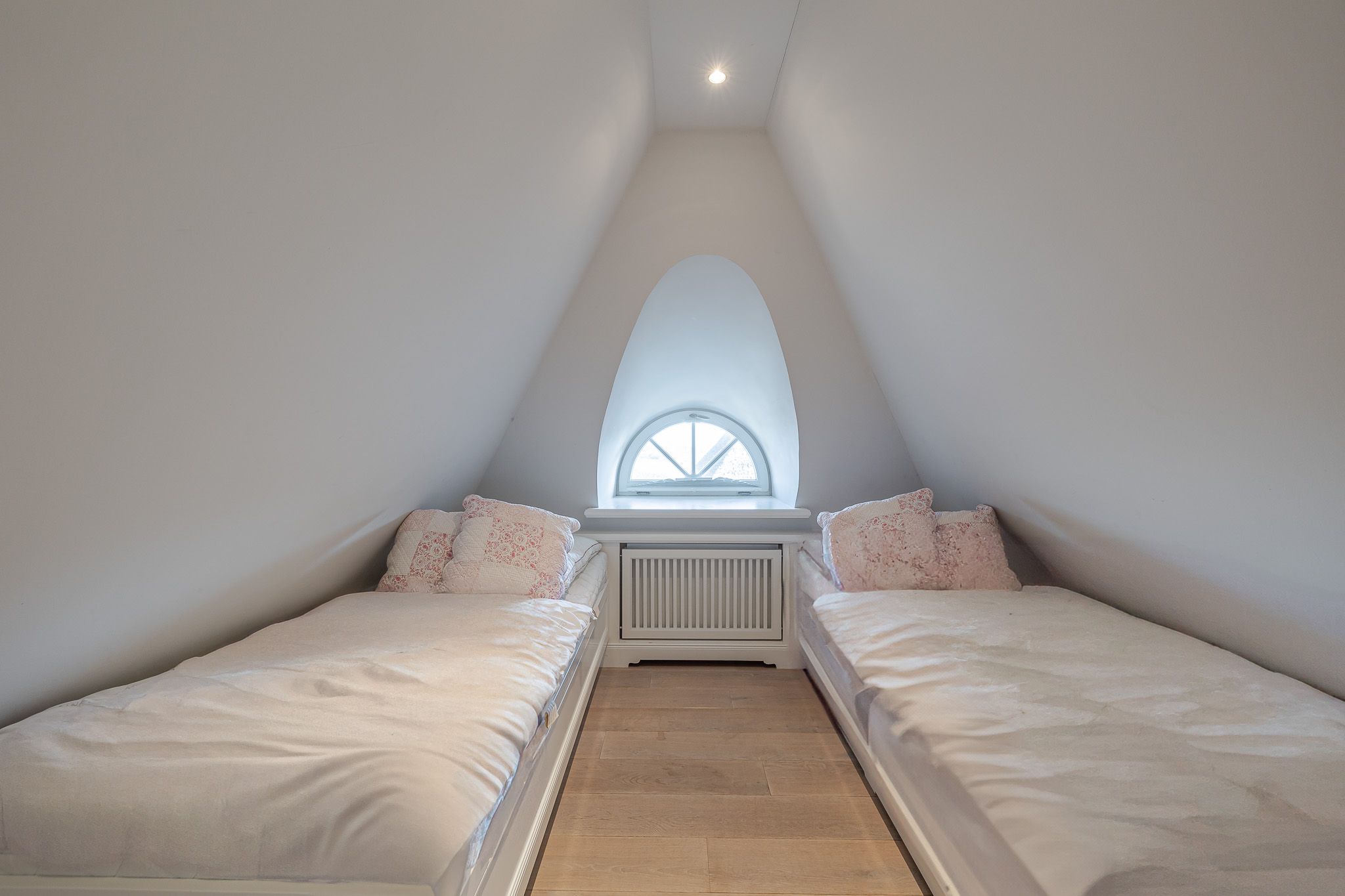 Schlafzimmer mit zwei Einzelbetten in einer Ferienwohnung auf Sylt