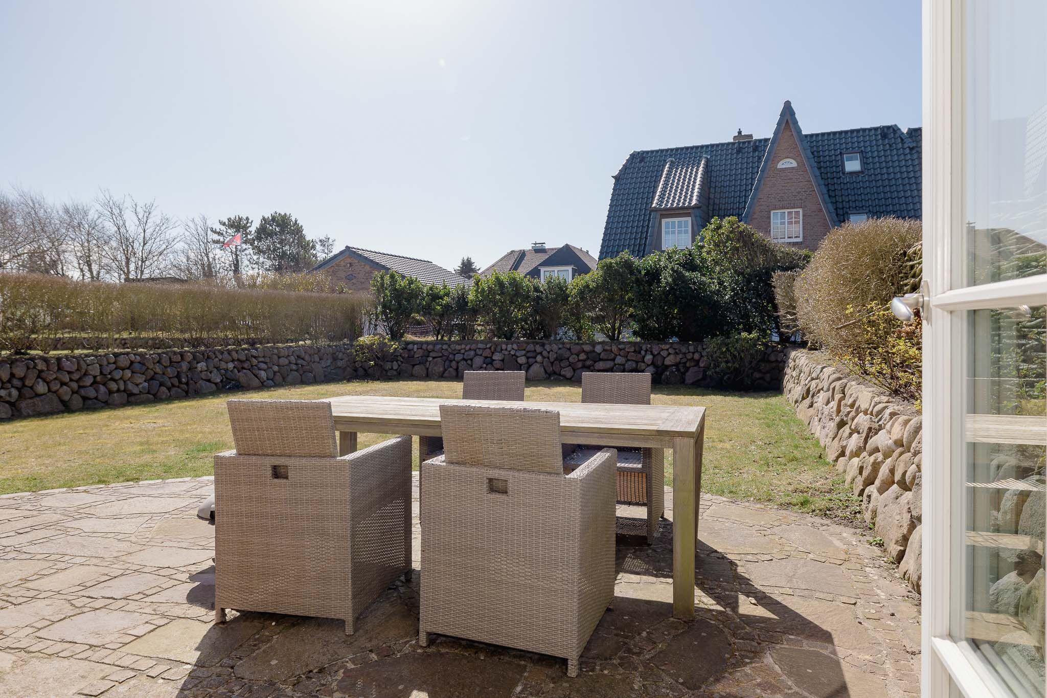 Gartentisch und großer Garten einer Ferienwohnung auf Sylt