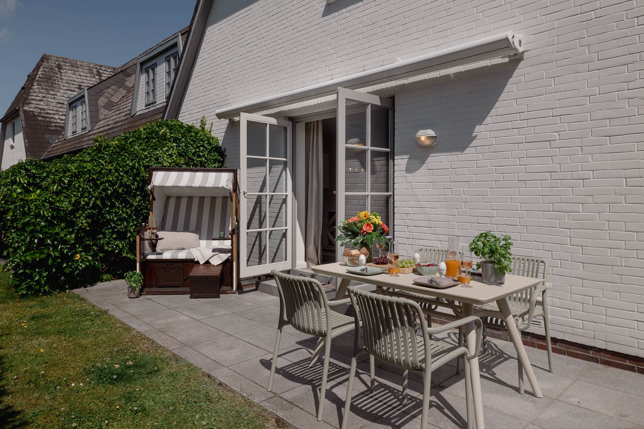 Terrasse und Garten einer Ferienwohnung auf Sylt