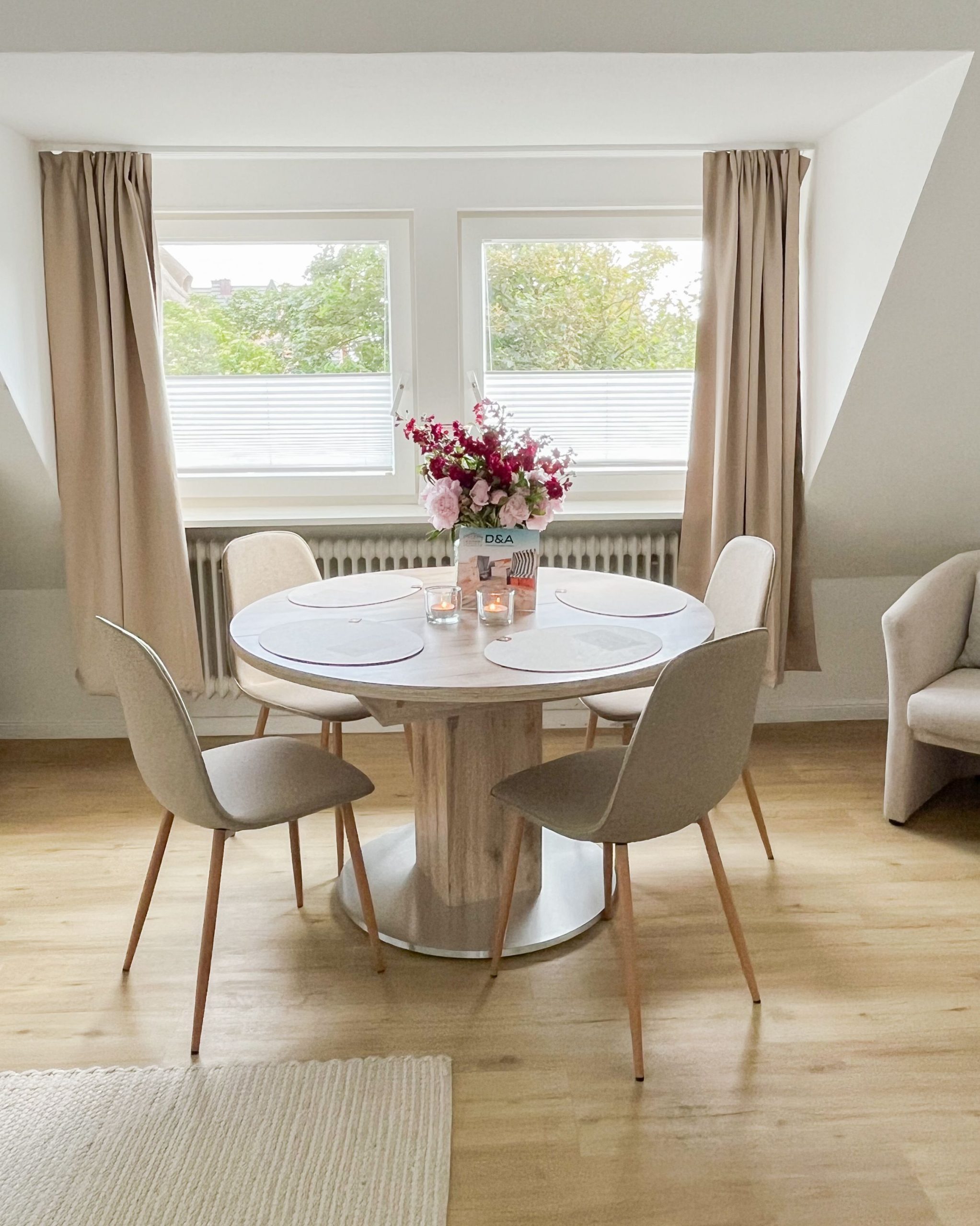 Runder Tisch in einer Ferienwohnung auf Sylt