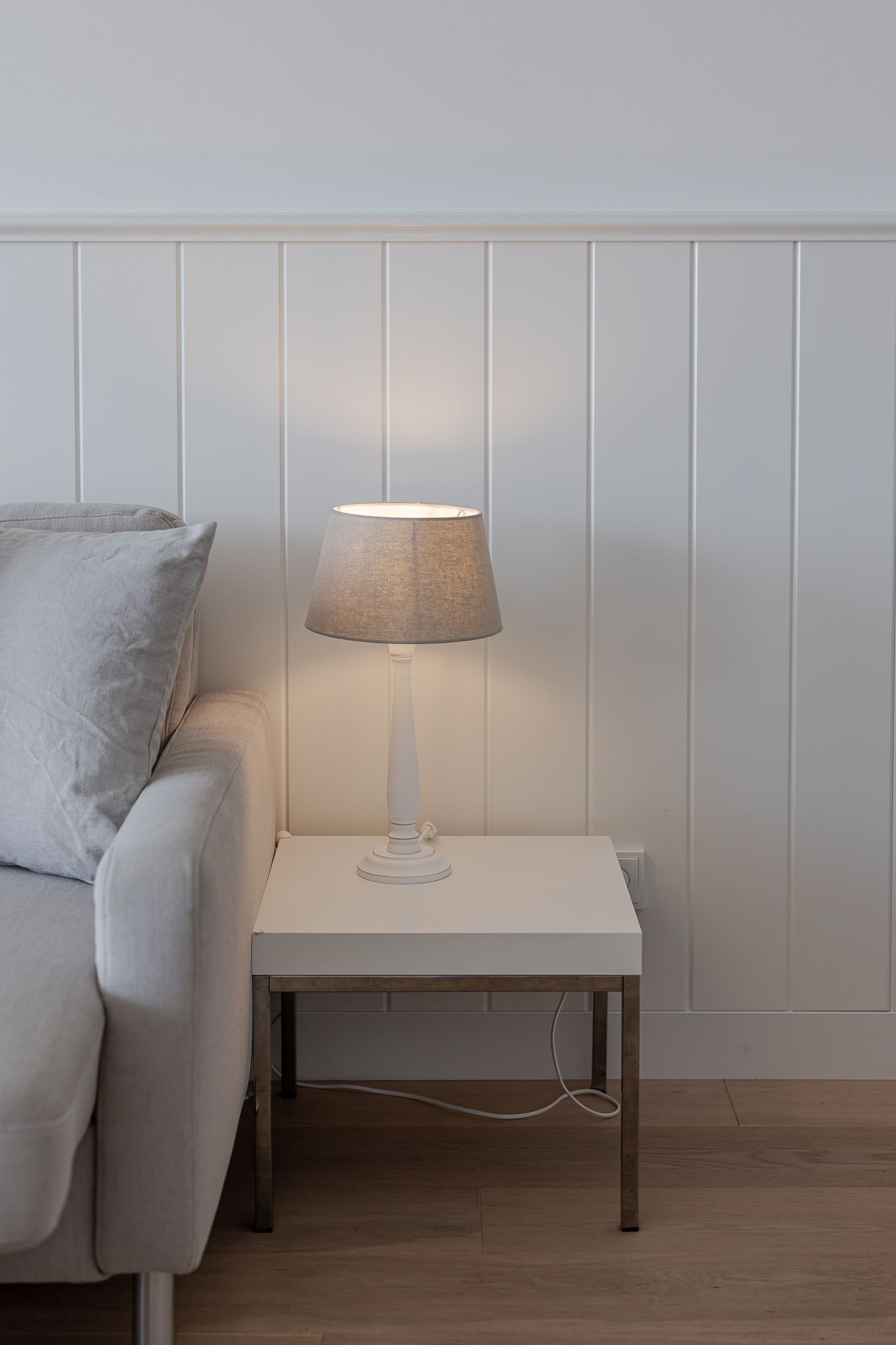 Kommode mit Stehlampe in einer Ferienwohnung auf Sylt