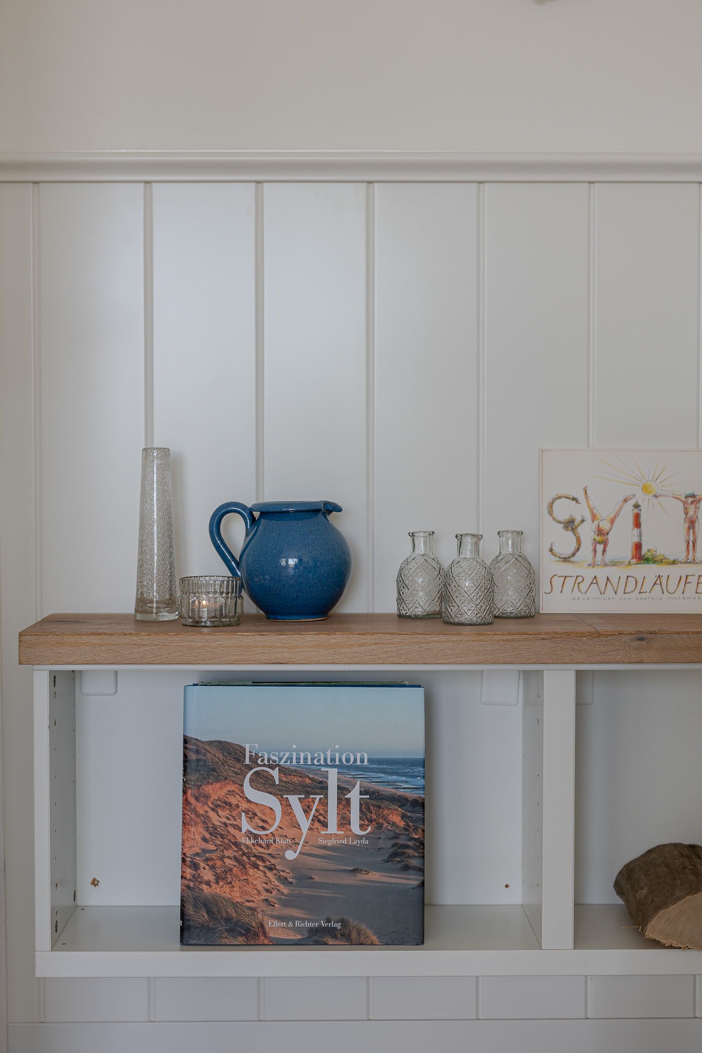 Kleines Regal in einer Ferienwohnung auf Sylt