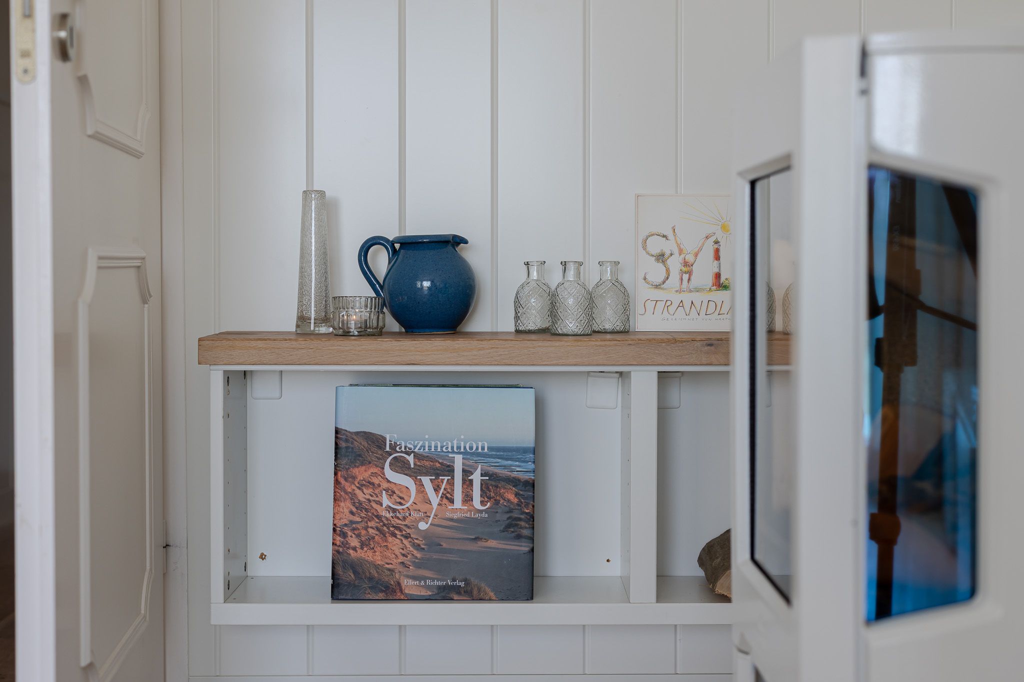 Kleines Regal in einer Ferienwohnung auf Sylt