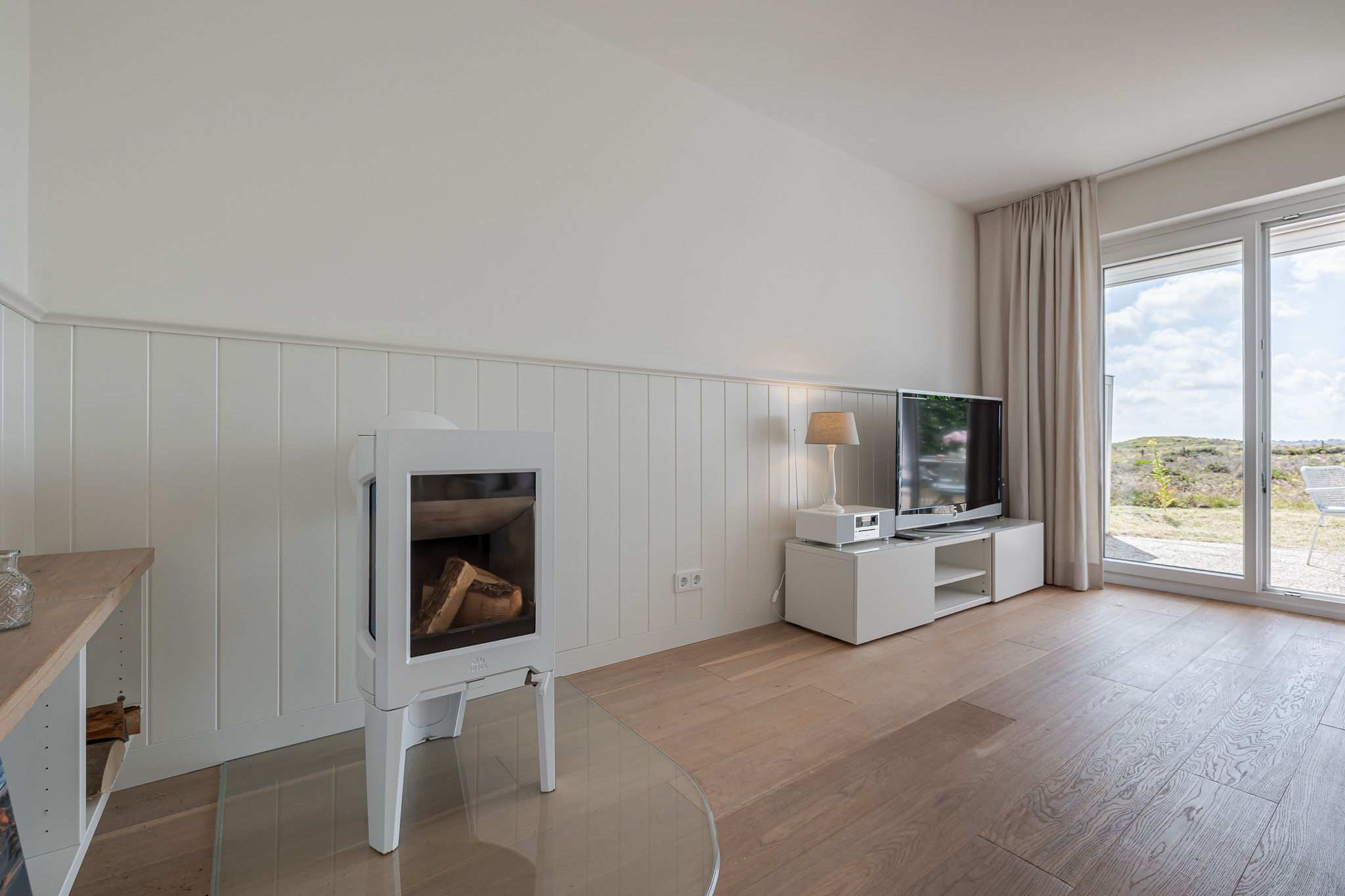 Kamin und Fernseher in einer Ferienwohnung auf Sylt