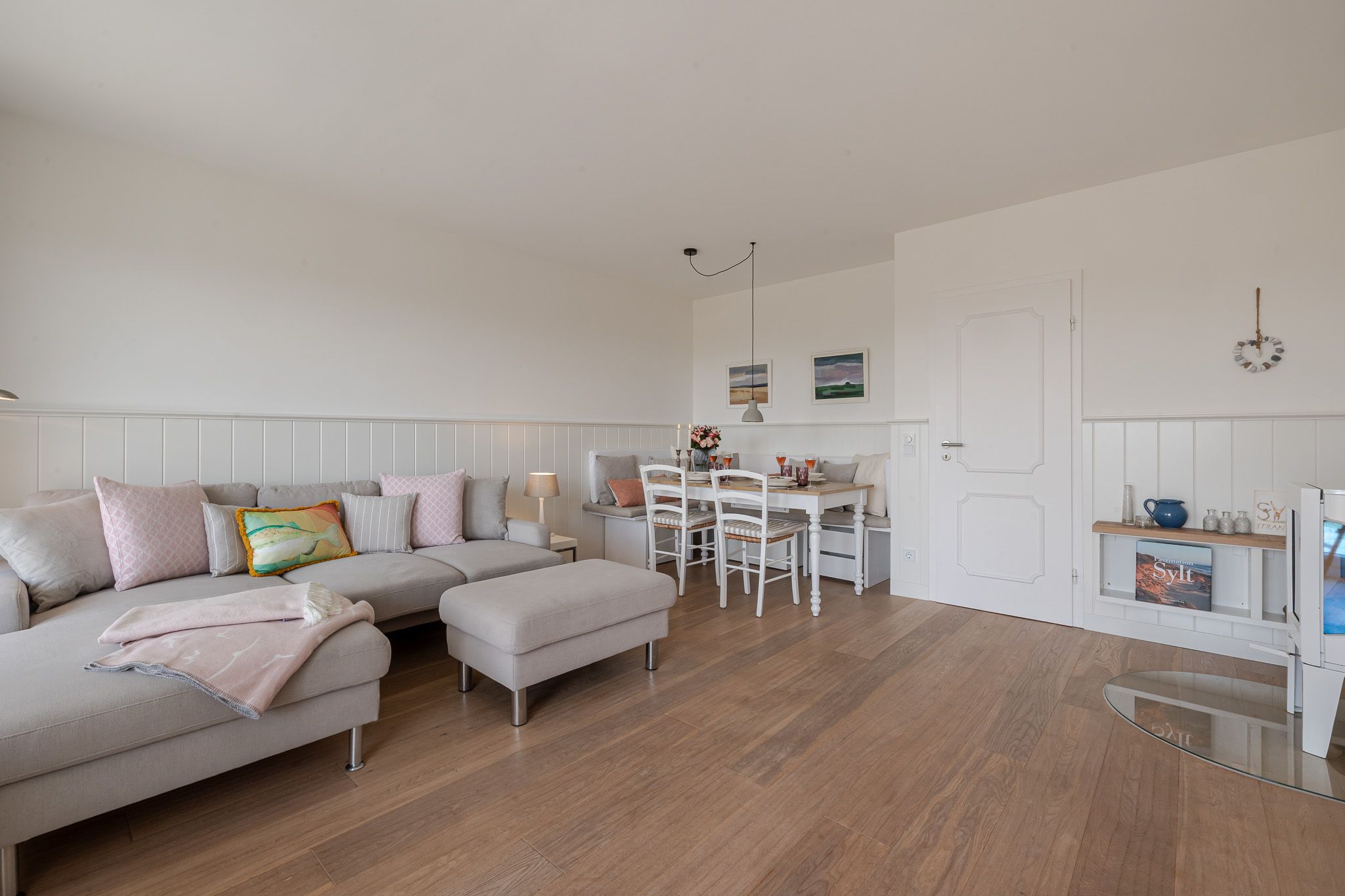 Schöner Wohn- und Essbereich in einer Ferienwohnung auf Sylt