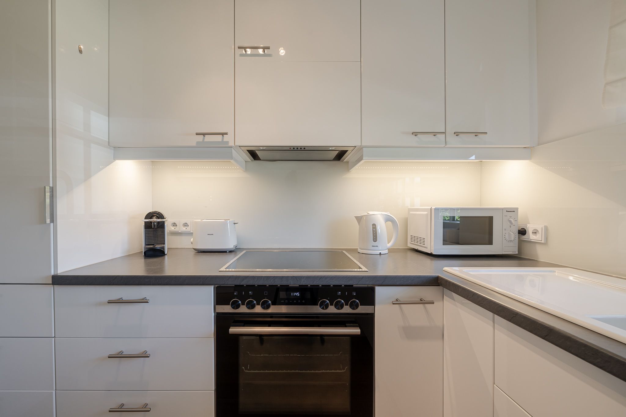 Weiße Küche in einer Ferienwohnung auf Sylt