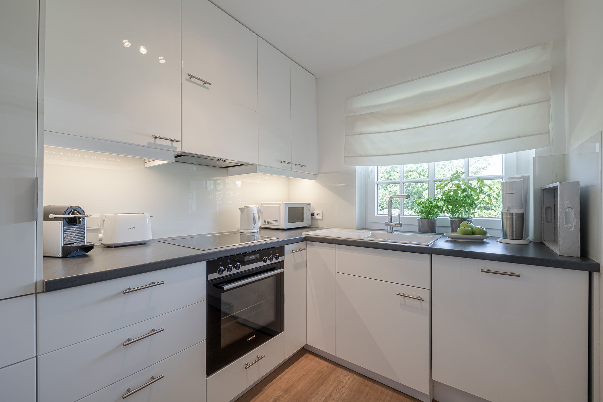 Weiße Küche in einer Ferienwohnung auf Sylt