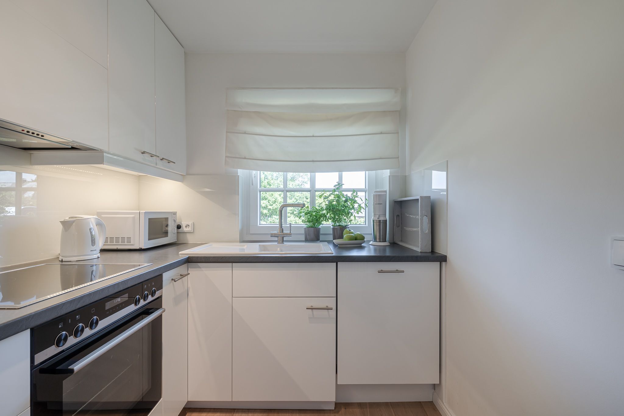 Weiße Küche in einer Ferienwohnung auf Sylt