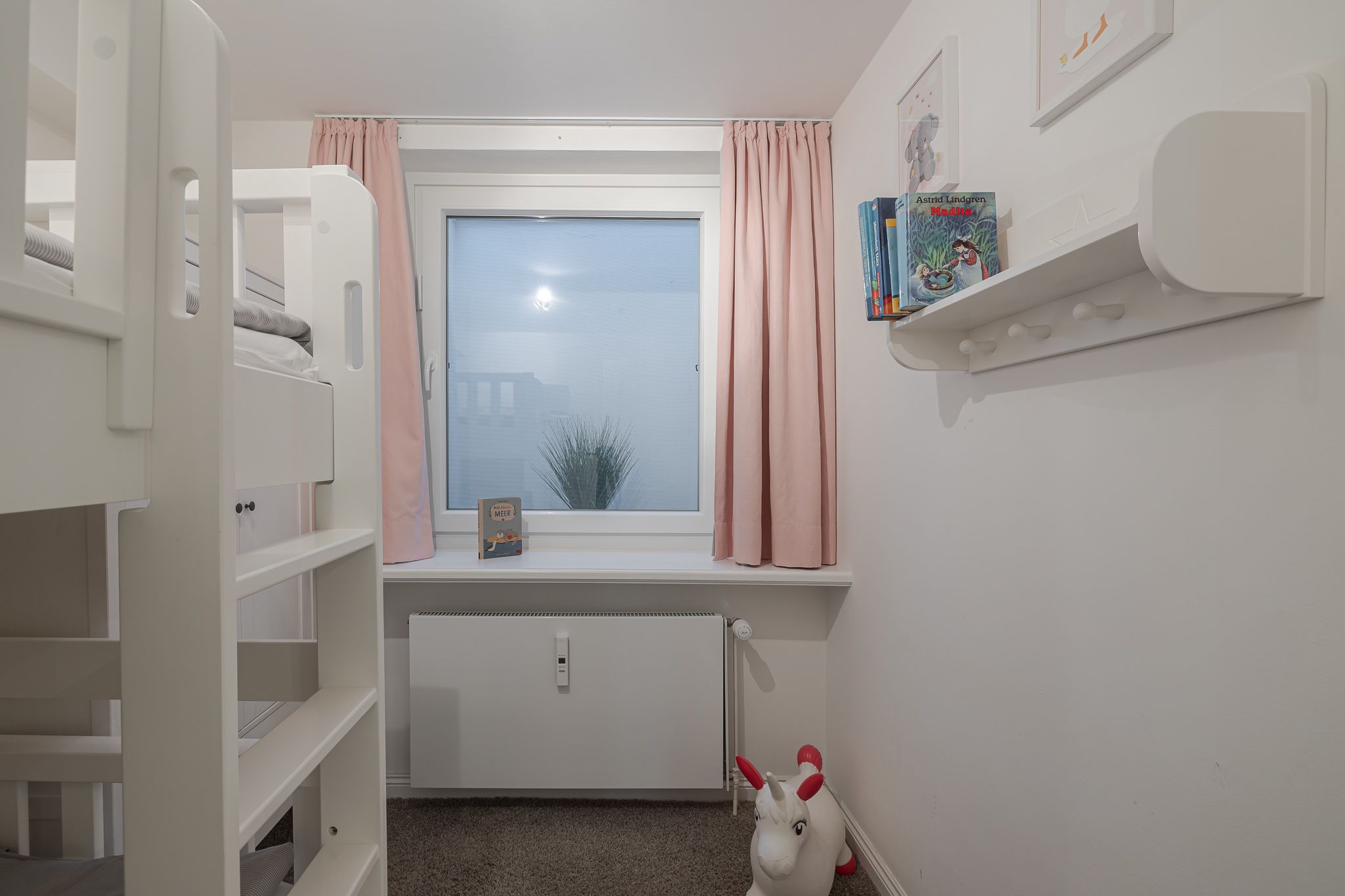 Kinderzimmer mit Fenster in einer Ferienwohnung auf Sylt