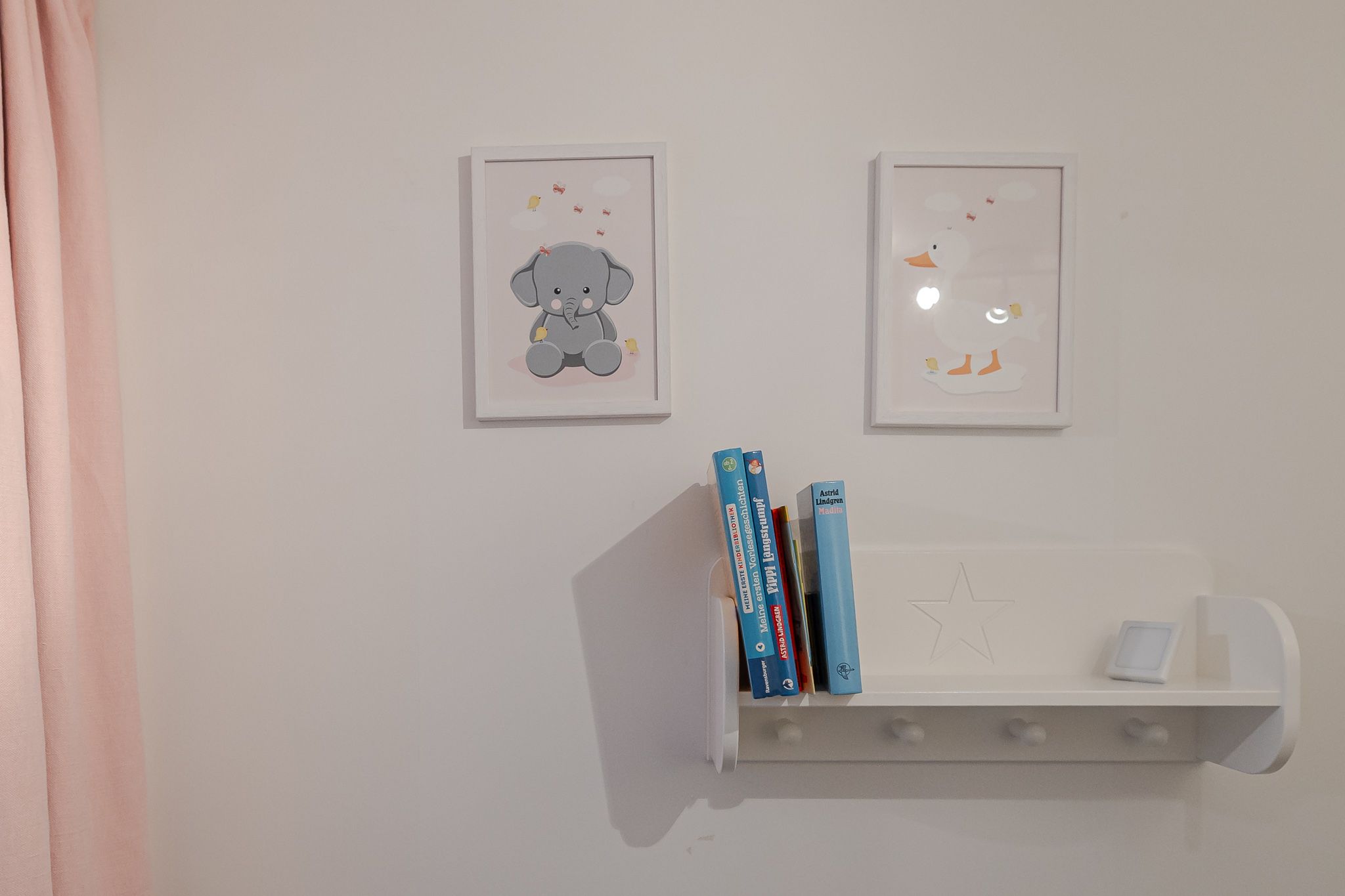 Kinderregal mit Bildern in einer Ferienwohnung auf Sylt