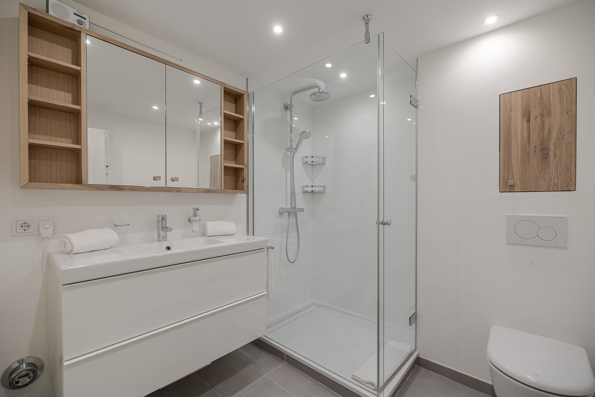 Helles Badezimmer in einer Ferienwohnung auf Sylt