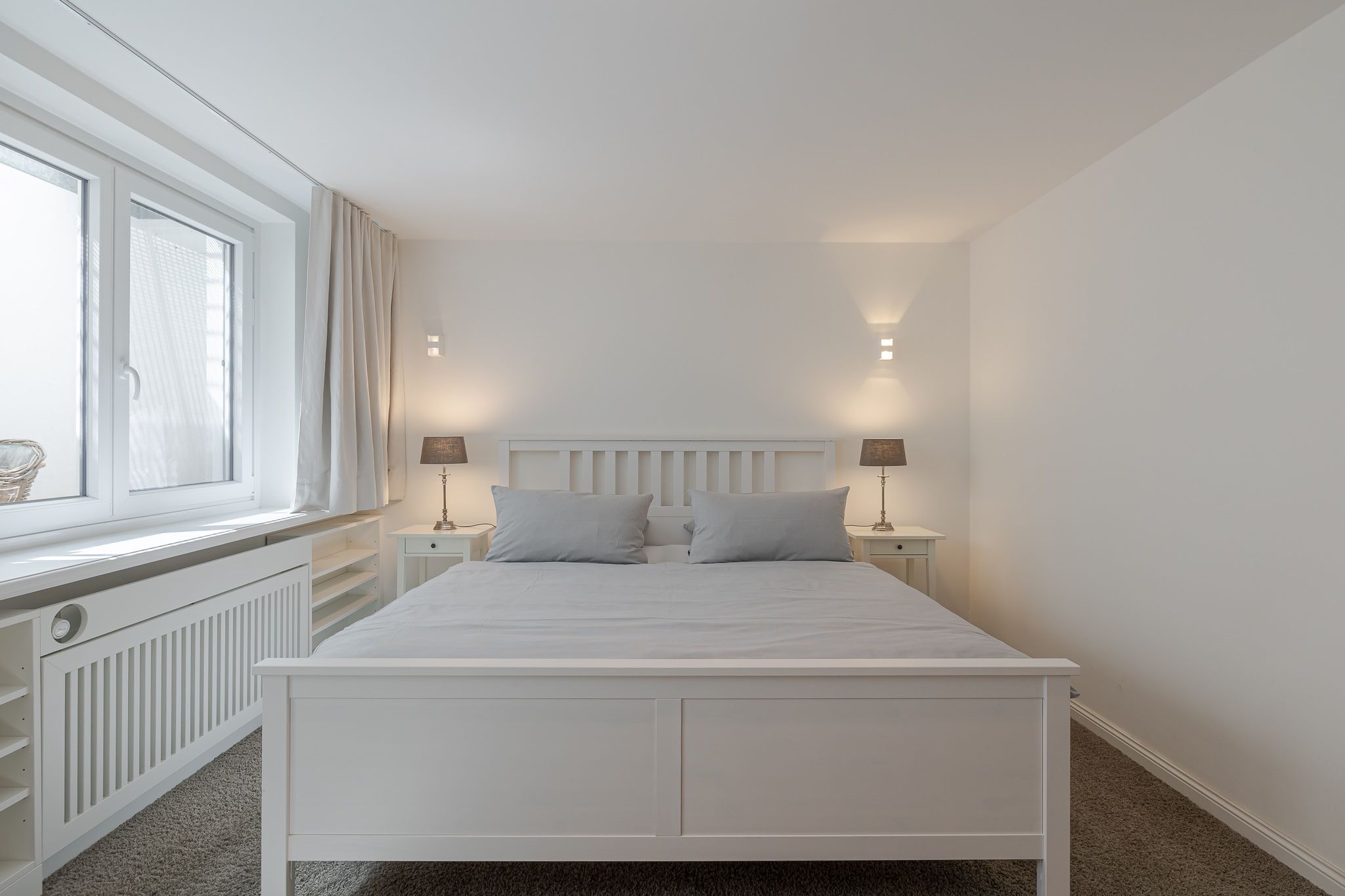 Helles Schlafzimmer in einer Ferienwohnung auf Sylt
