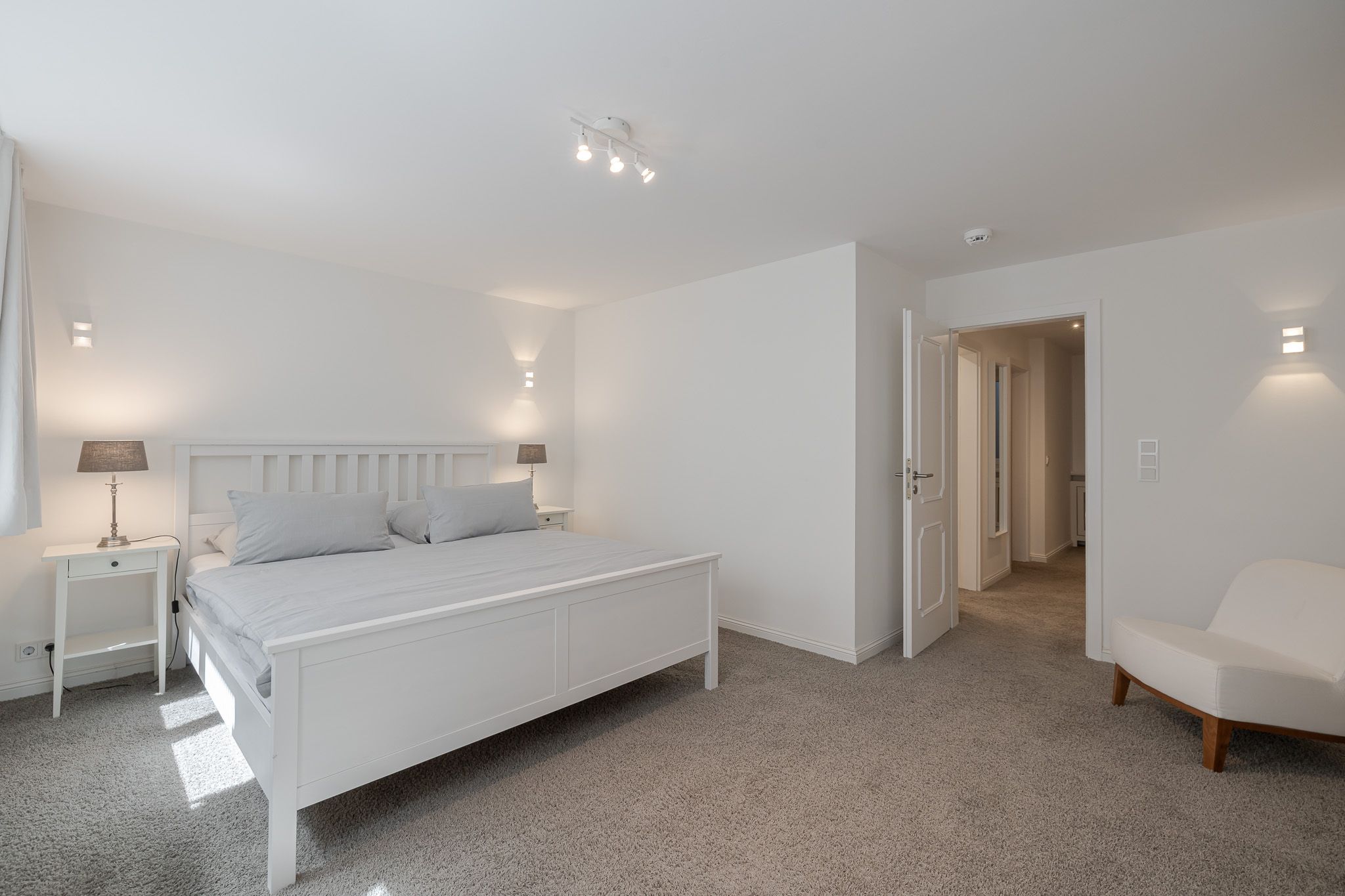 Helles Schlafzimmer in einer Ferienwohnung auf Sylt
