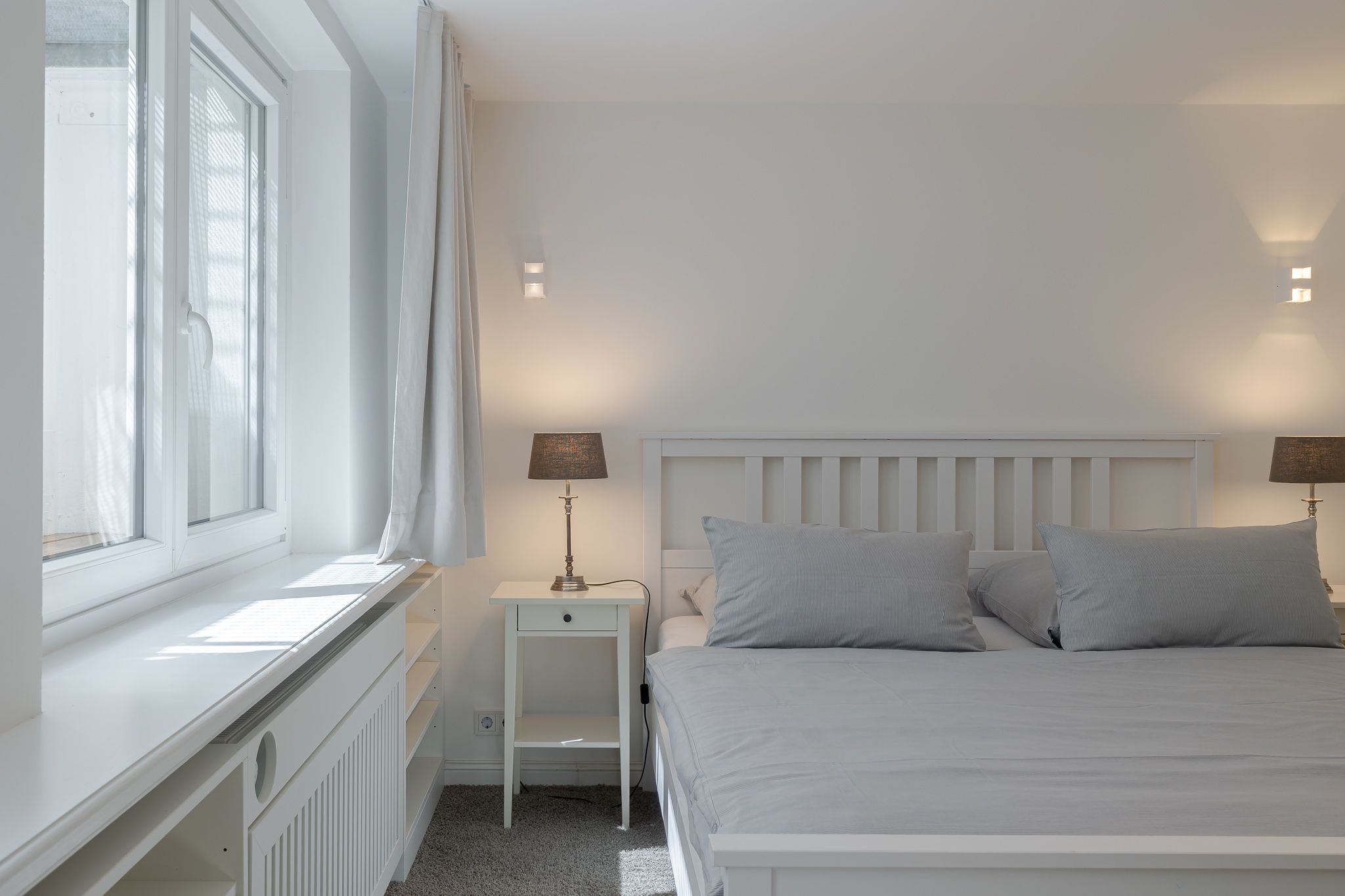 Helles Schlafzimmer in einer Ferienwohnung auf Sylt
