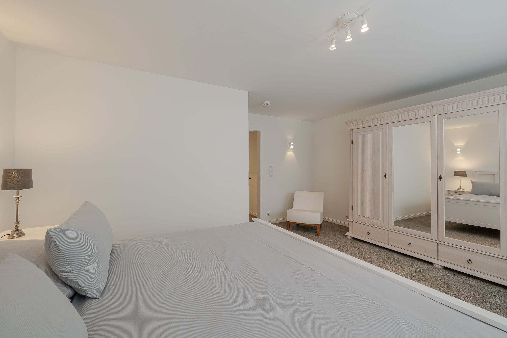 Helles Schlafzimmer in einer Ferienwohnung auf Sylt