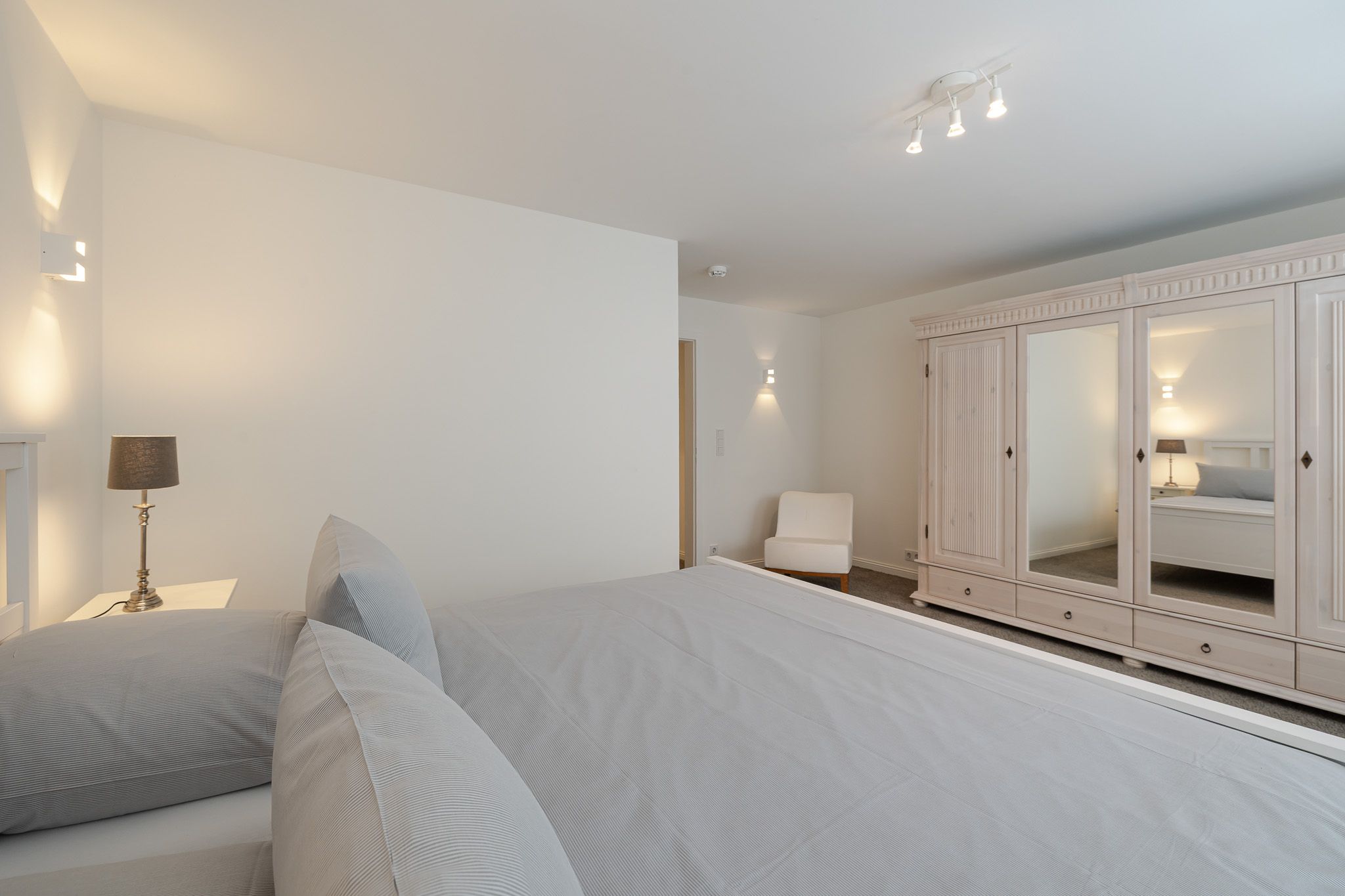 Helles Schlafzimmer in einer Ferienwohnung auf Sylt