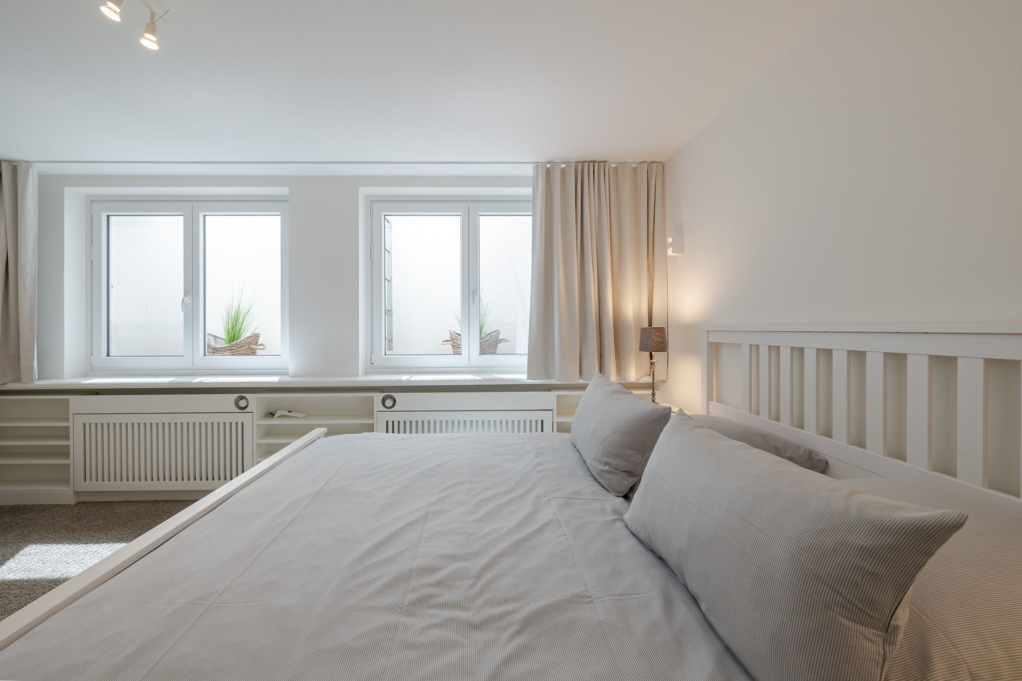 Helles Schlafzimmer in einer Ferienwohnung auf Sylt