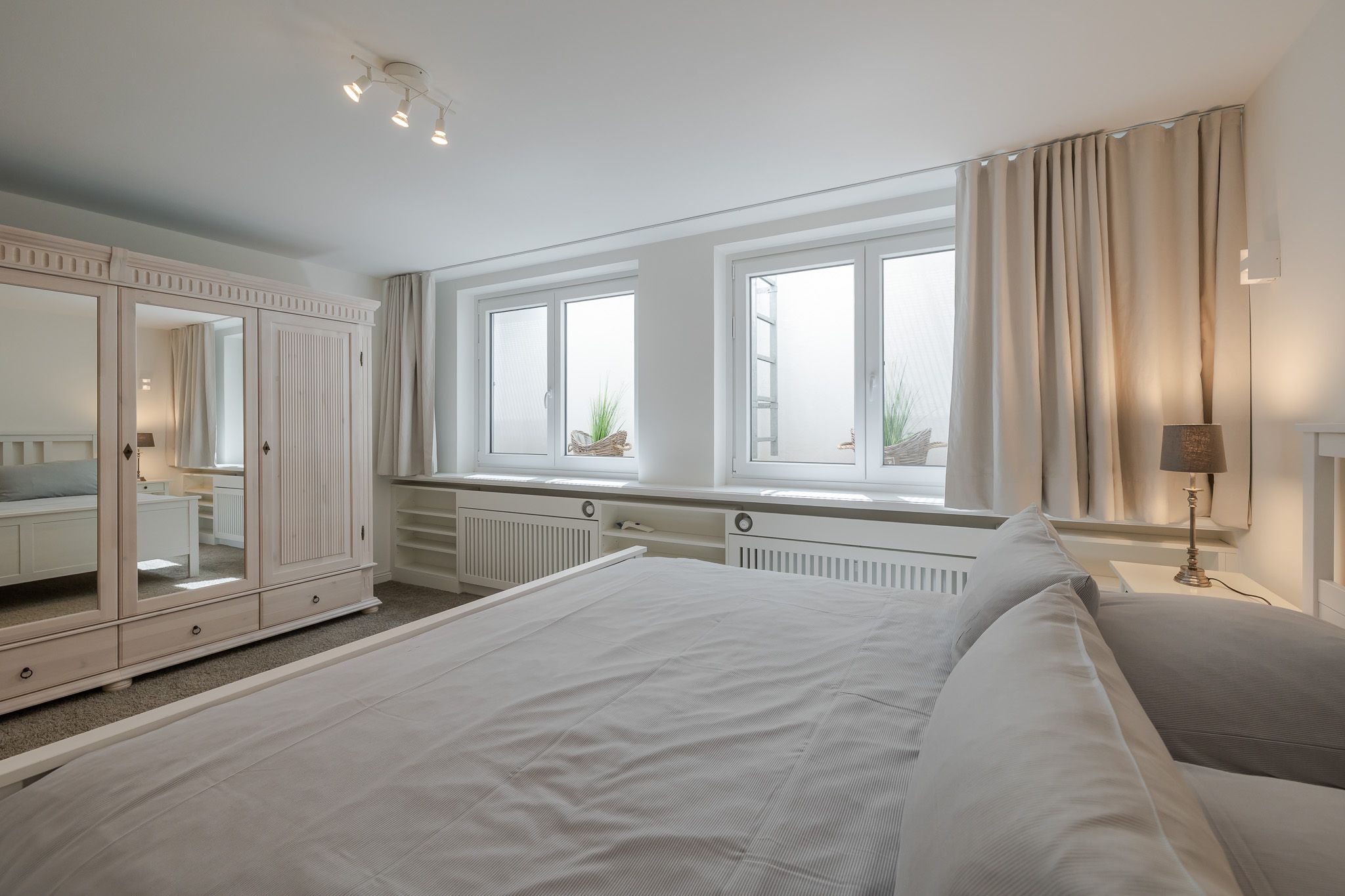 Helles Schlafzimmer in einer Ferienwohnung auf Sylt
