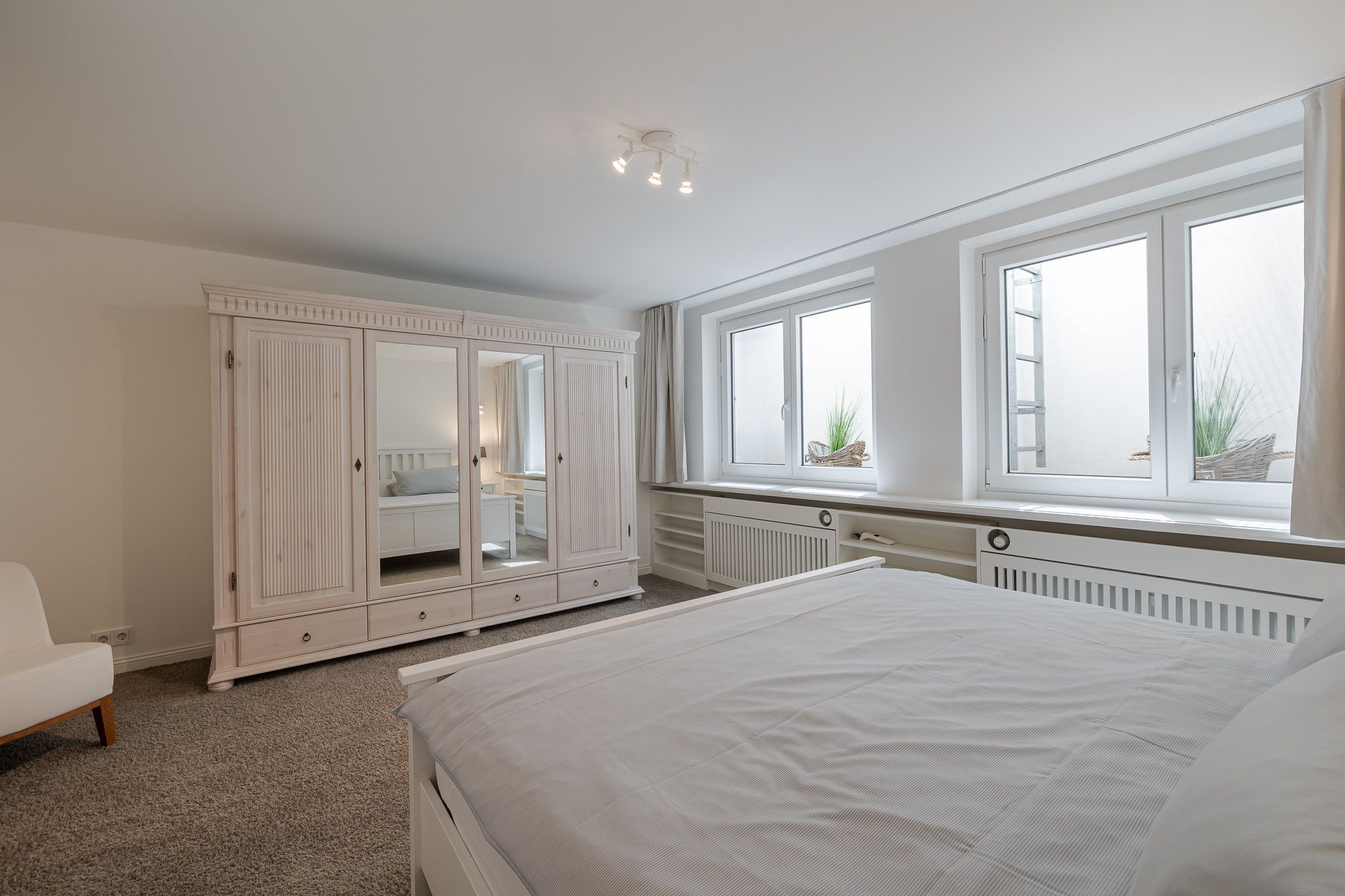 Helles Schlafzimmer in einer Ferienwohnung auf Sylt