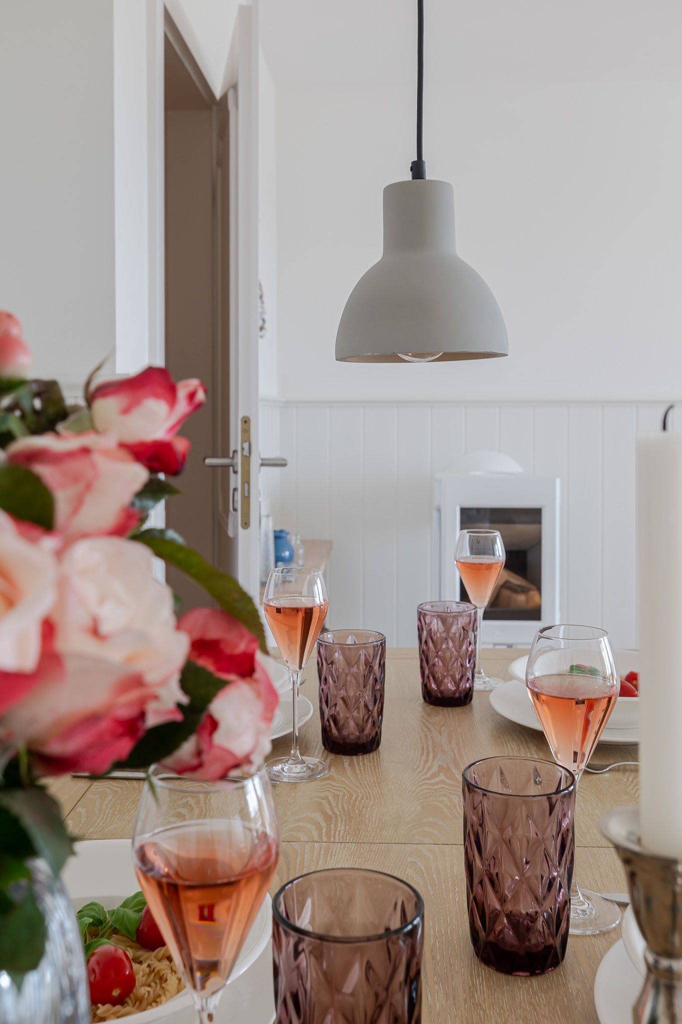 Blick in ein gemütliches Esszimmer einer Ferienwohnung auf Sylt