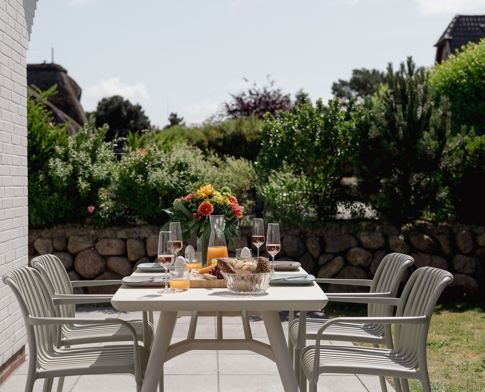 Gedeckter Gartentisch einer Ferienwohnung auf Sylt