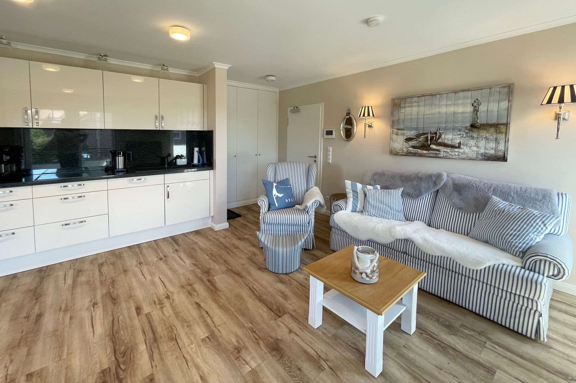 Küchen- und Wohnbereich in einer Ferienwohnung auf Sylt