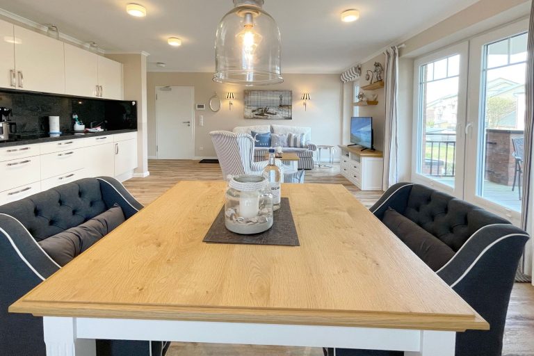 Küchen-, Ess- und Wohnbereich in einer Ferienwohnung auf Sylt