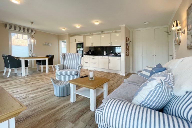 Küchen-, Ess- und Wohnbereich in einer Ferienwohnung auf Sylt