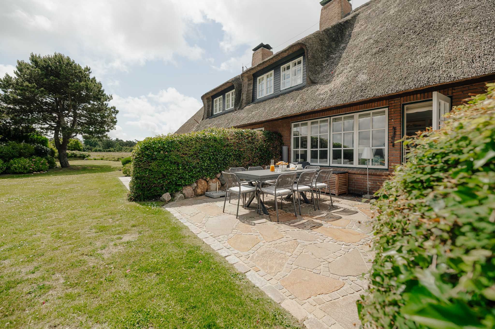 Terrasse und Garten in einer Ferienwohnung auf Sylt