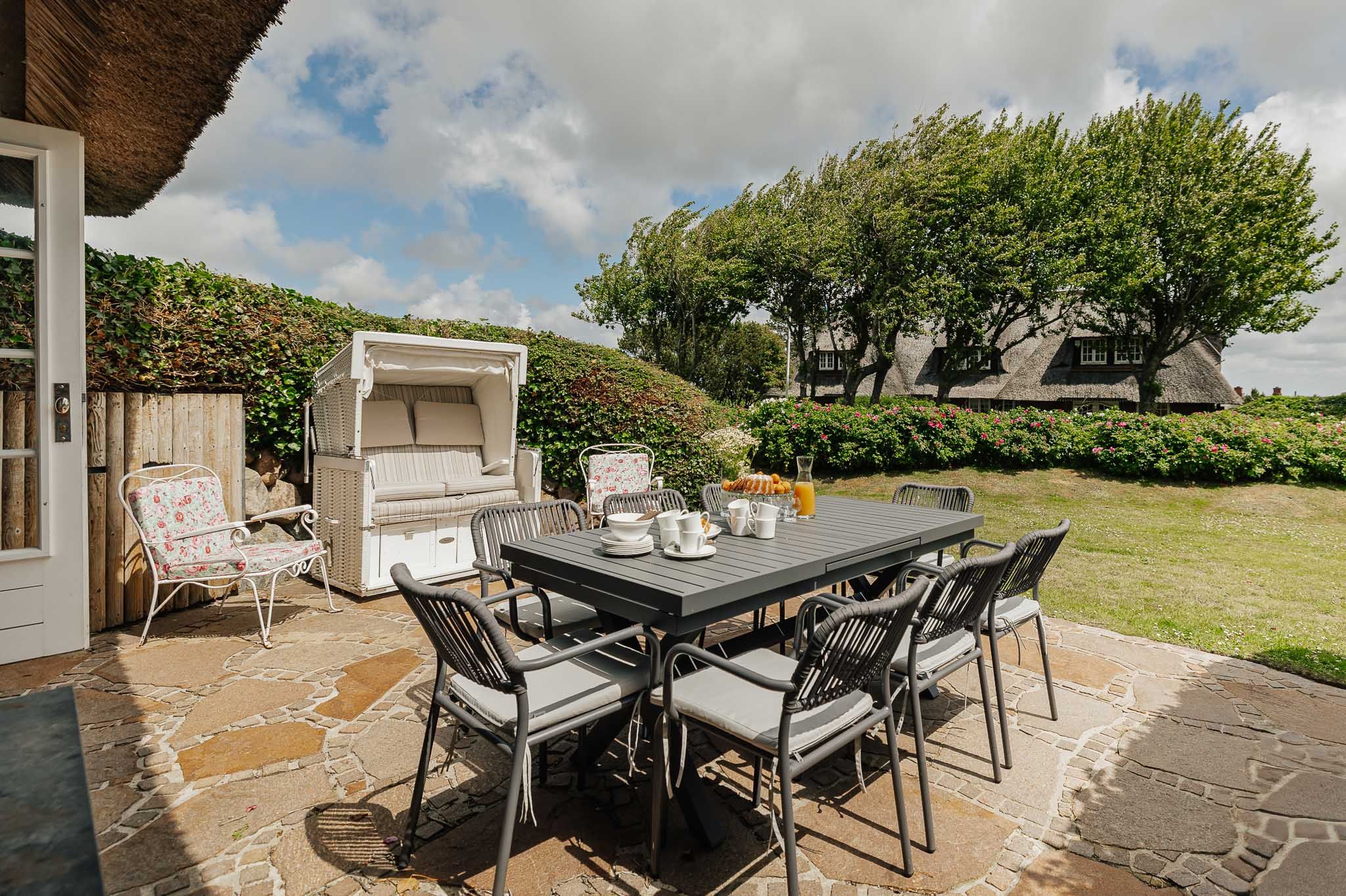 Terrasse und Garten einer Ferienwohnung auf Sylt