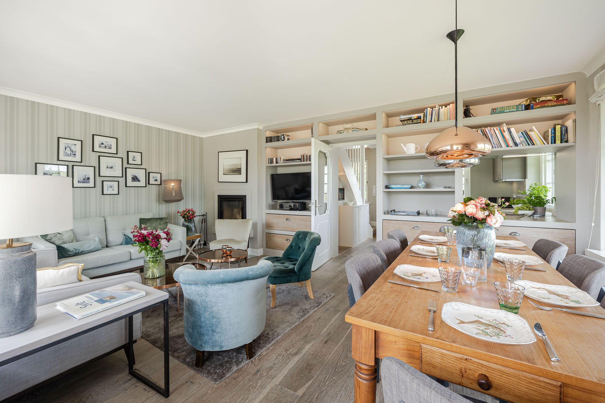 Wohnzimmer und Esstisch in einer Ferienwohnung auf Sylt