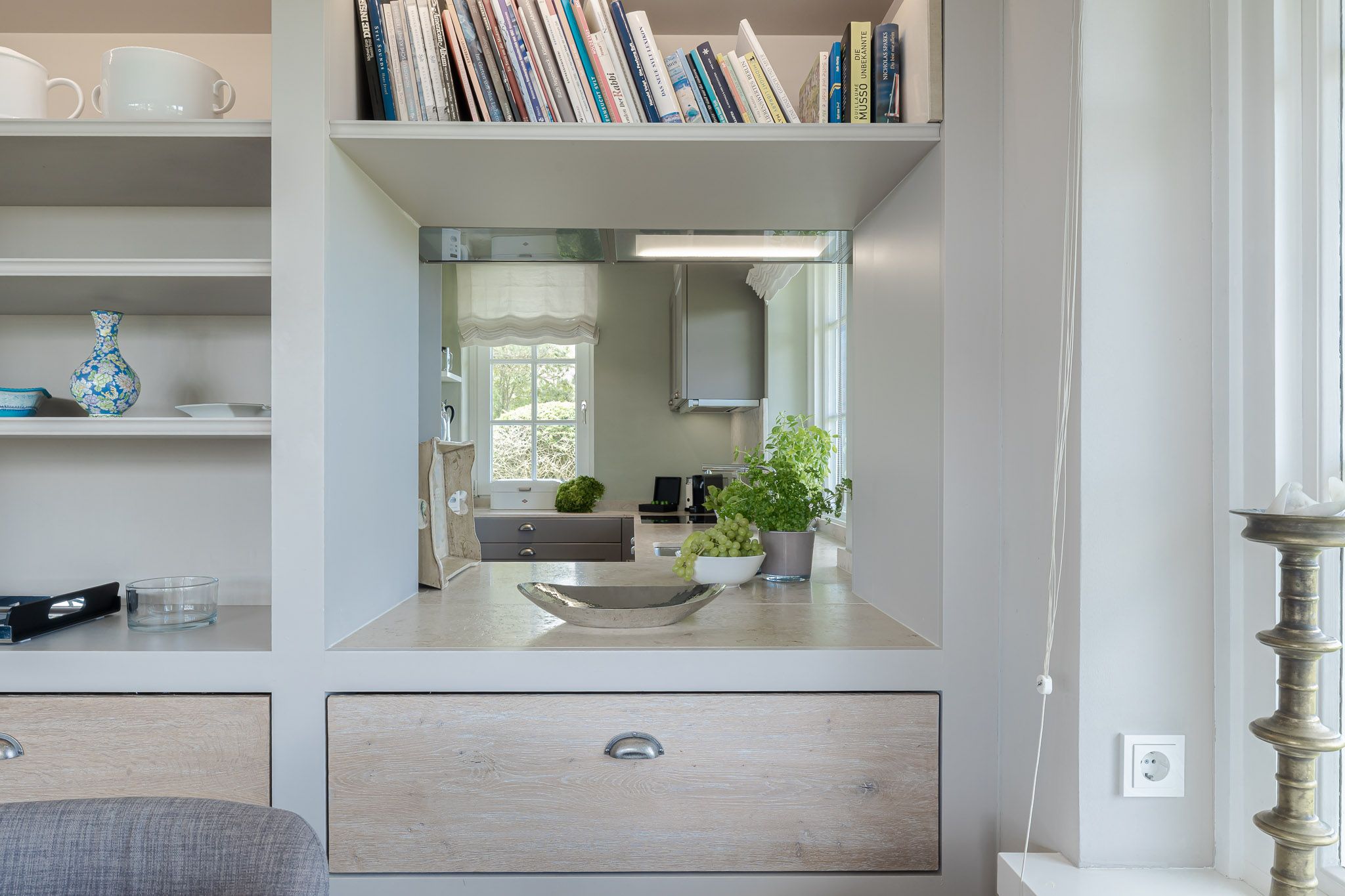 Bücherregal in einer Ferienwohnung auf Sylt