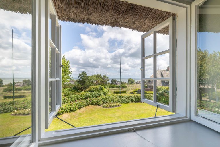 Fensterblick auf den Garten einer Ferienwohnung auf Sylt