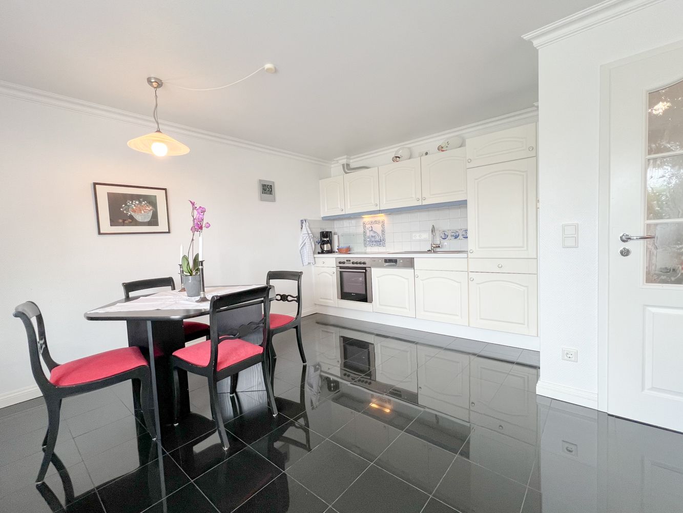 Küche und Esstisch in einer Ferienwohnung auf Sylt