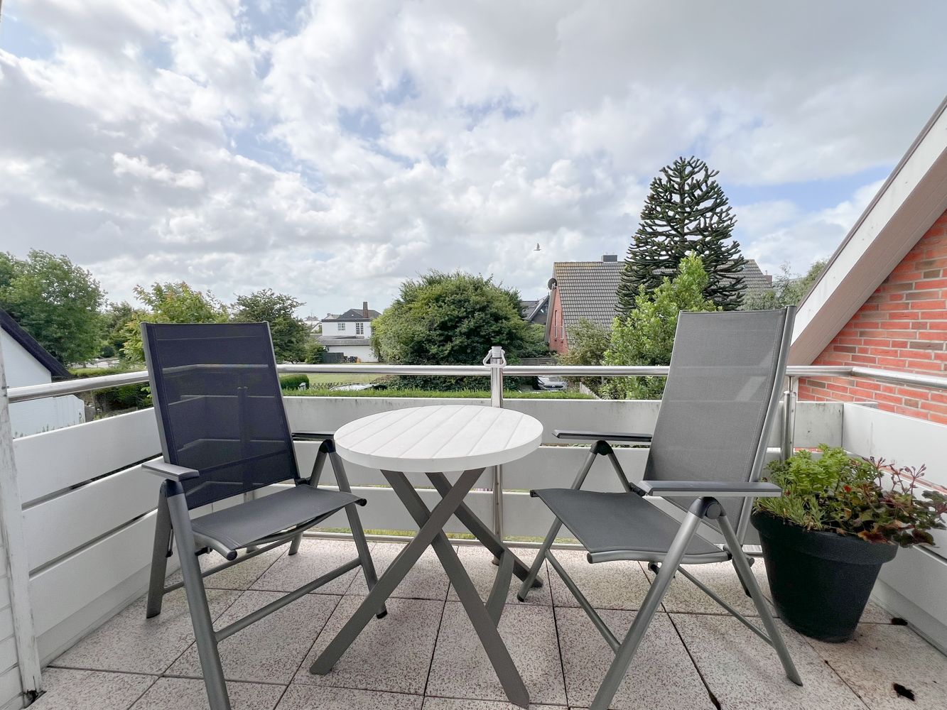 Balkon mit Tisch und Stühlen in einer Ferienwohnung auf Sylt