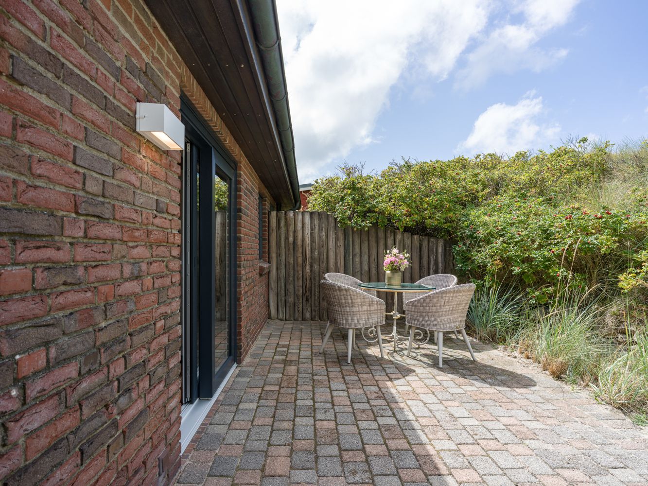 Terrasse mit Tisch einer Ferienwohnung auf Sylt