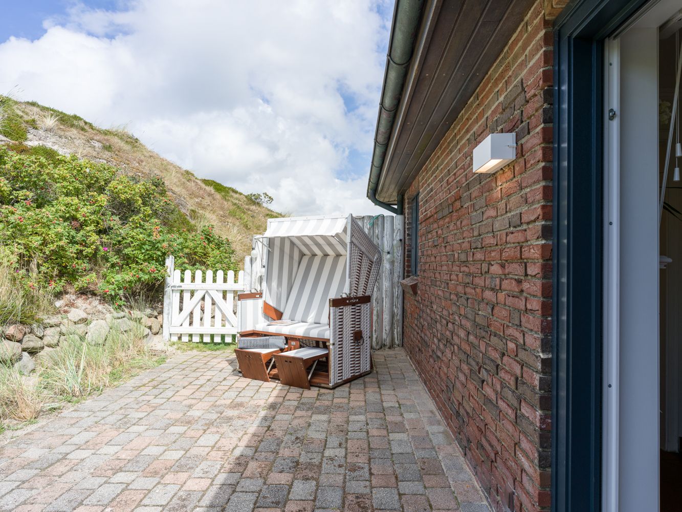 Terrasse mit Strandkorb einer Ferienwohnung auf Sylt