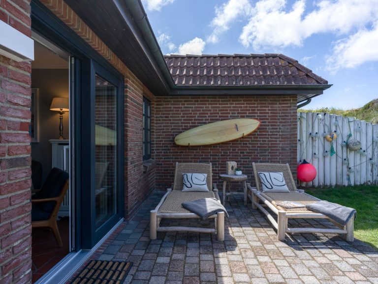 Terrasse mit Liegen in einer Ferienwohnung auf Sylt