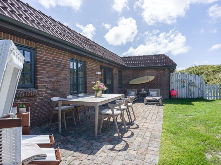 Terrasse und Garten einer Ferienwohnung auf Sylt