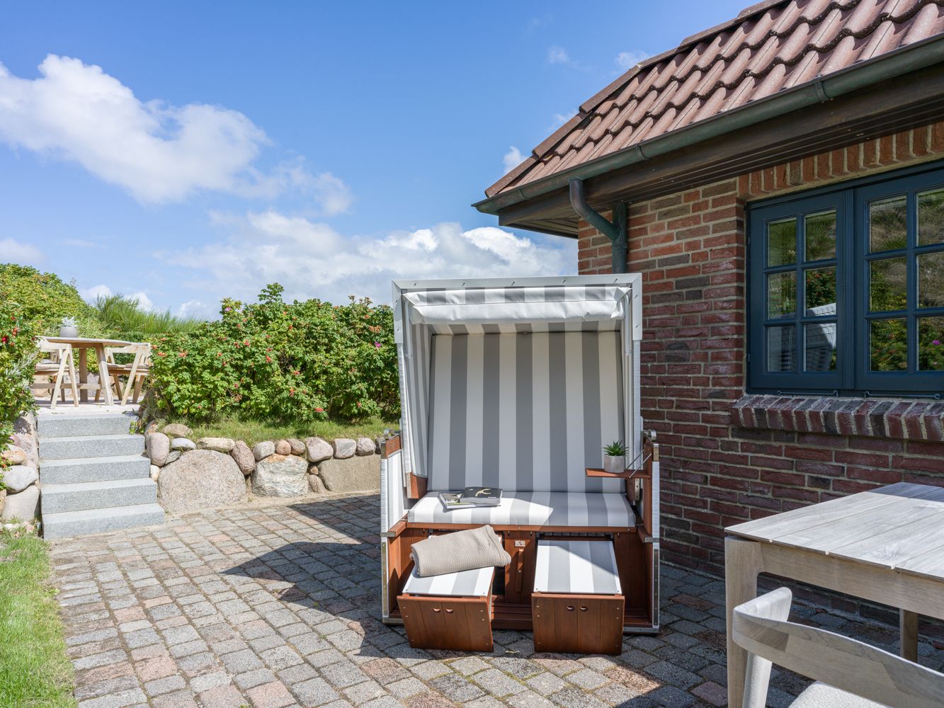 Terrasse mit Strandkorb einer Ferienwohnung auf Sylt