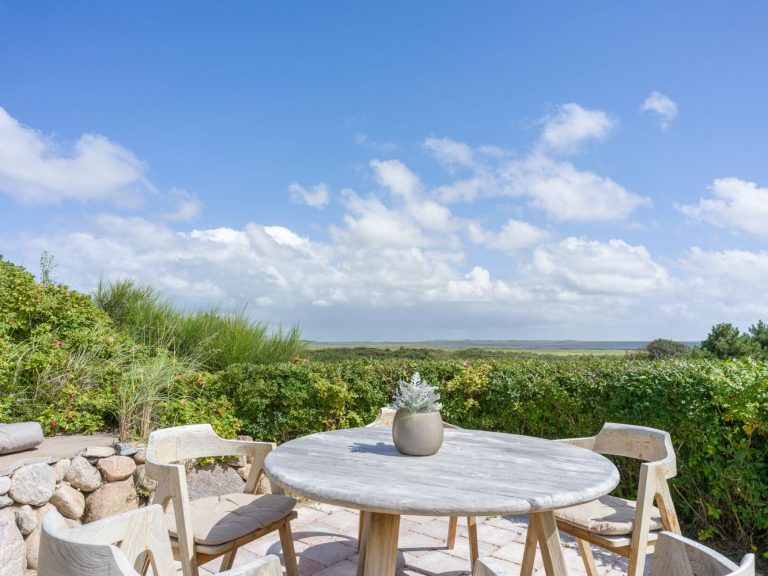 Terrasse mit Tisch einer Ferienwohnung auf Sylt