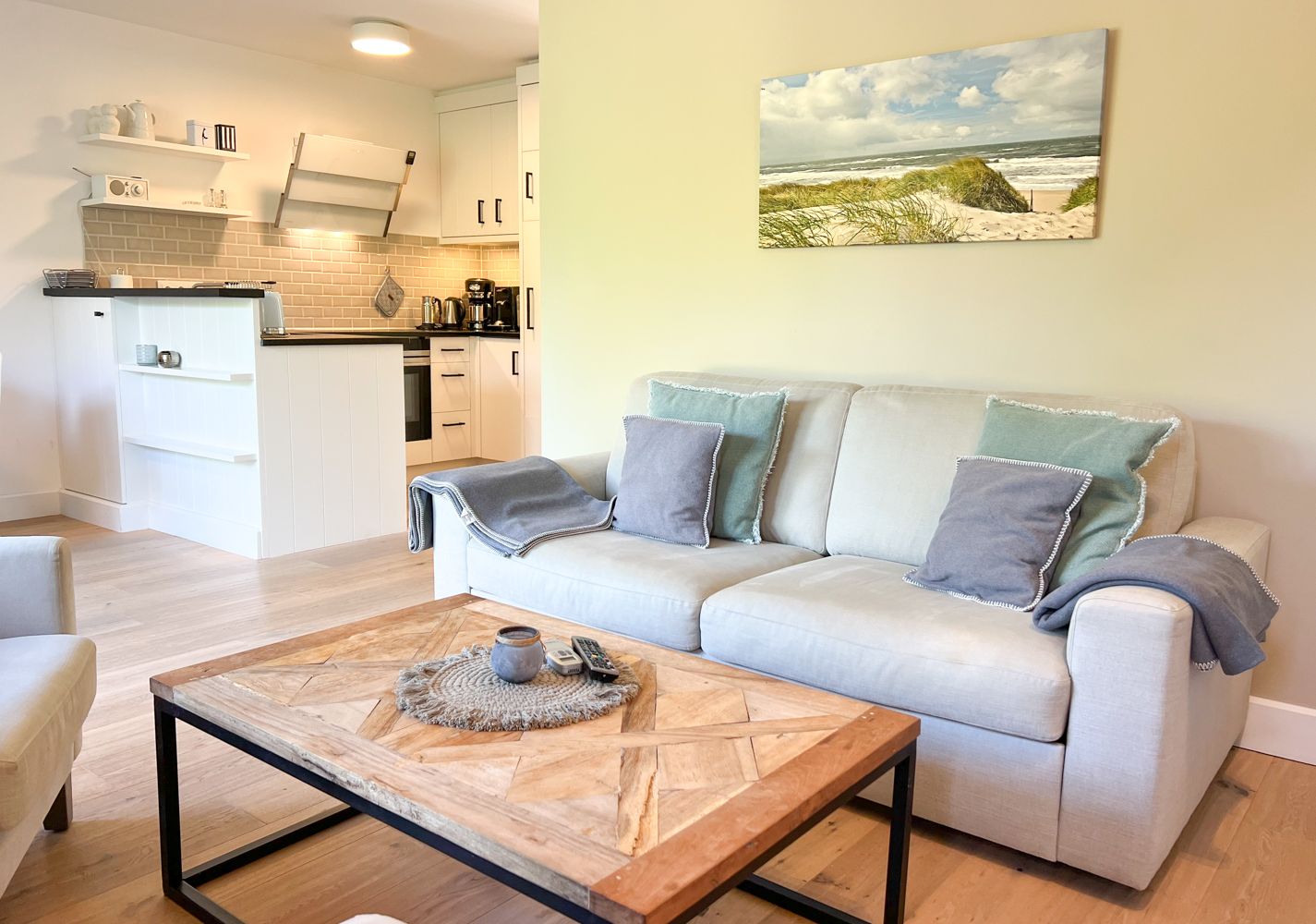 Küche und Wohnbereich in einer Ferienwohnung auf Sylt